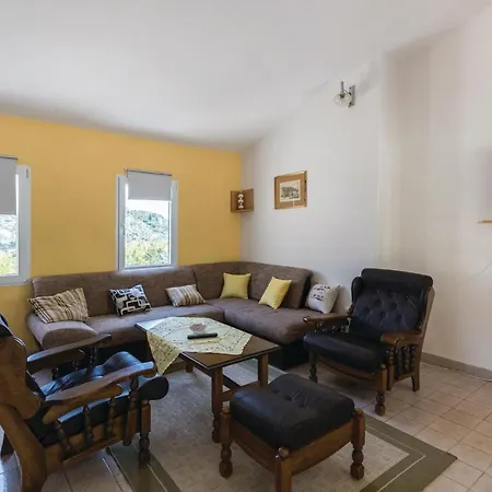 Beautiful In Ploce With Kitchen פלוצ'ה