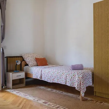 Beautiful In Ploce With Kitchen